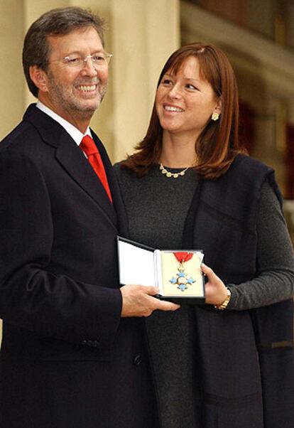 Eric Clapton, con su esposa, tras ser condecorado.