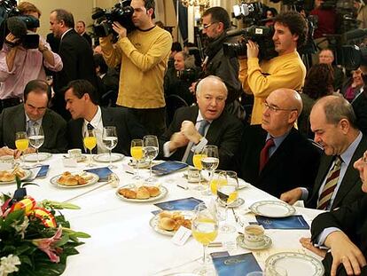 José Bono, Juan Fernando López Aguilar, Miguel Ángel Moratinos, Javier Rojo, Manuel Chaves y José Blanco, en el foro en el que intervino Zapatero.