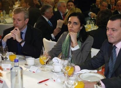 De izda. a dcha.: Alfonso Rueda, consejero de Presidencia; Pilar Rojo, presidenta del Parlamento de Galicia, y Agustín Hernández, consejero de Medio Ambiente.