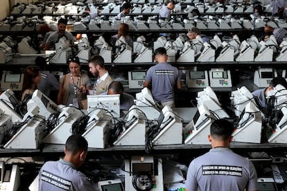 Employees of the Superior Electoral Court (TSE) seal the electronic ballot boxes in September 2022, one month before the presidential elections.