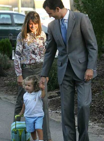 Leonor acude con su padres a la guardería el año pasado.