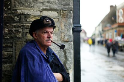 Un participante fuma pipa mientras se resguarda de la lluvia, el 14 de octubre de 2018, en Pickering.  