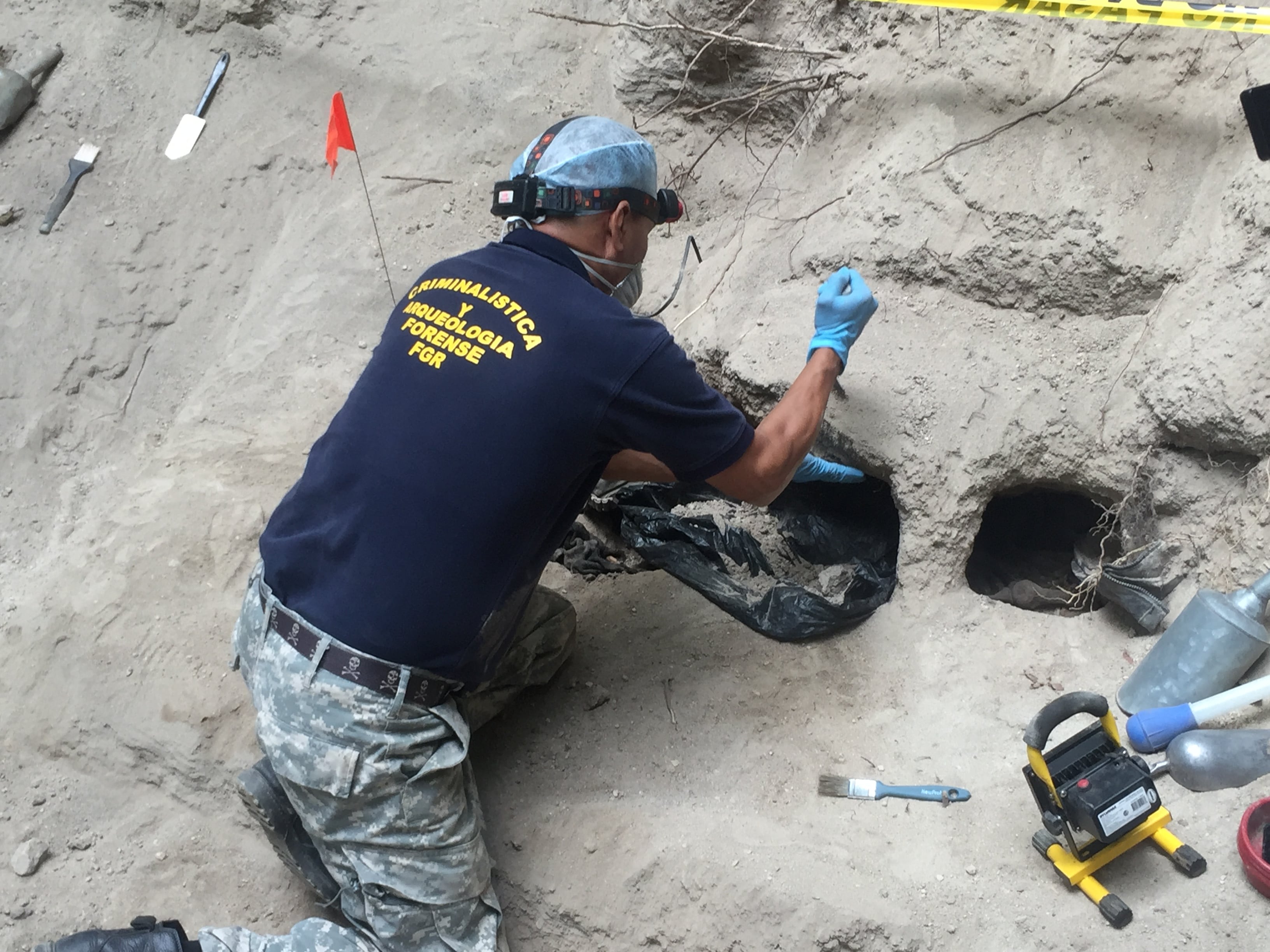 Israel Ticas excava en un cementerio clandestino de Ilopango (El Salvador).