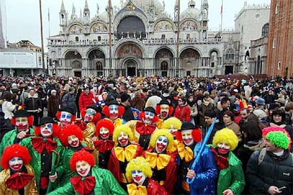 Más de 100.000 personas se han reunido en la plaza veneciana de San Marcos para celebrar el carnaval más famoso de Italia, que este año homenajea a China con el lema "El león y el dragón".