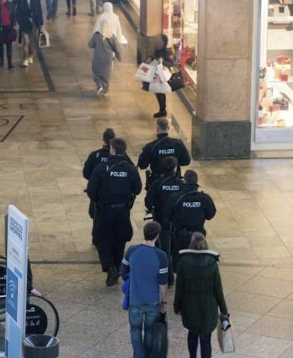 Agentes de polic&iacute;a patrullan el centro comercial de Oberhausen. 