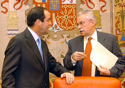 El ministro José Bono habla con Joaquín Leguina, presidente de la Comisión de Defensa del Congreso.