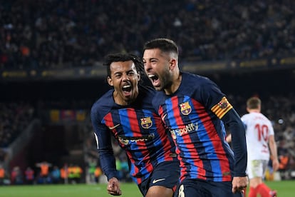 Jordi Alba celebra su gol ante el Sevilla en el Camp Nou.