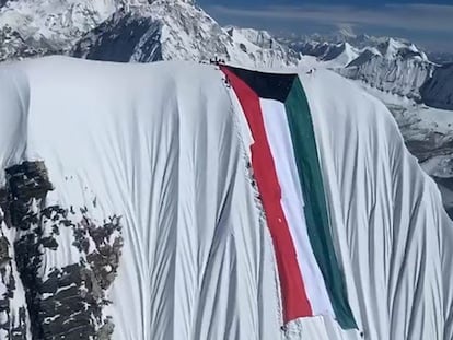 La bandera de Kuwait de 100 metros y 150 kilos, en la cima del Ama Dablam.