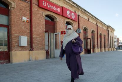 Zohra Nia camina tocada con su <i>niqab</i> por El Vendrell.