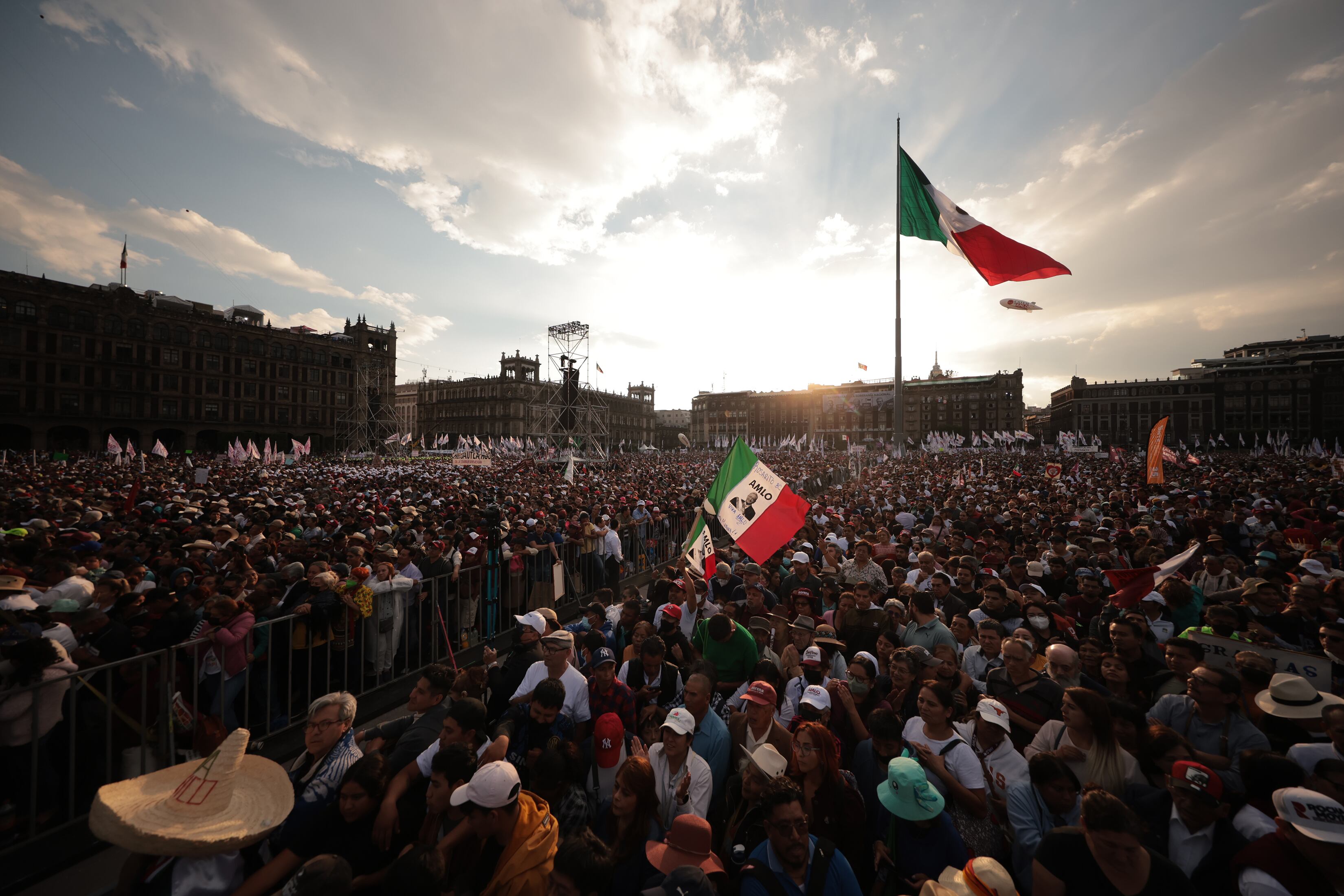 Seguidores de López Obrador se reúnen para el 85º aniversario de la expropiación petrolera en el Zócalo, en marzo de 2023.