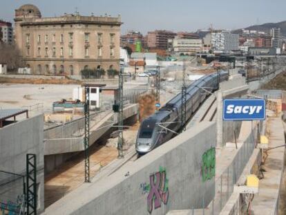 Les obres de la futura estació des del pont de Calatrava, a Bac de Roda, divendres passat.