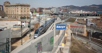 Las obras de la futura estaci&oacute;n desde el puente de Calatrava, en Bac de Roda, el pasado viernes.