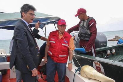 El embajador de Italia en Venezuela, Paolo Serpi, con las autoridades del Gobierno venezolano en un bote de rescate durante la búsqueda de Vittorio Missoni.