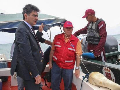 El embajador de Italia en Venezuela, Paolo Serpi, con las autoridades del Gobierno venezolano en un bote de rescate durante la b&uacute;squeda de Vittorio Missoni.