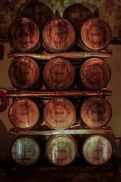 Varios de los barriles originales apilados en la bodega.