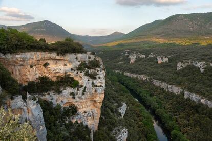 El cañón del Ebro, en Sedano (Burgos), es uno de los grandes atractivos de este pueblo. También su conjunto de dólmenes.