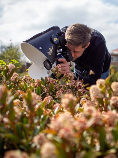 El fotógrafo Joris Vegter tomando uno de sus primerísimos planos de insectos.