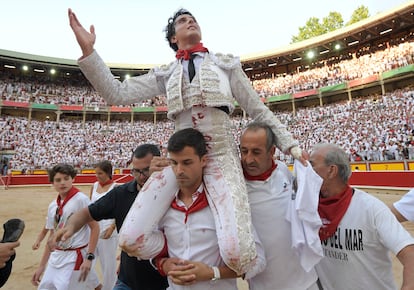 Roca Rey, a hombros tras cortar tres orejas en la quinta corrida de San Fermín.