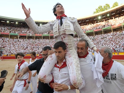 Roca Rey, a hombros tras cortar tres orejas en la quinta corrida de San Fermín.