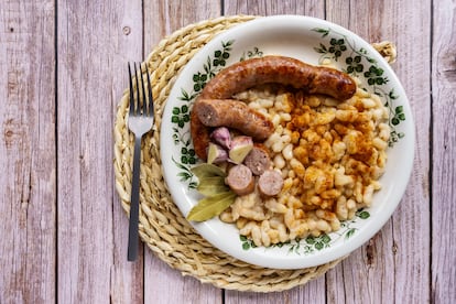 butifarra with beans, Botifarra amb mongetes or Botifarra amb seques, is a traditional dish of Catalan cuisine, based on butifarra and white beans.