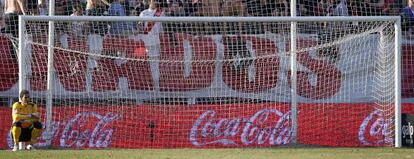 Joel, portero del Rayo, tras encajar un gol.