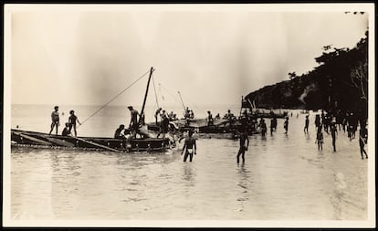 'La tasasoria en la playa de Kaulukuba: arbolando los mástiles y poniendo a punto las velas para la regata de prueba', de Bronislaw Malinowski. Es una lámina del libro 'Los Argonautas del Pacífico occidental' (1915-1916).