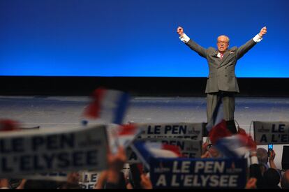 Jean-Marie Le Pen gesticula durante un acto de campaña antes de las elecciones presidenciales de 2007.