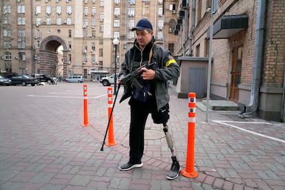 Un miembro de la defensa civil vigila una calle de Kiev, este domingo.  