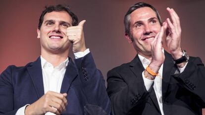 El presidente de Ciudadanos, Albert Rivera, y el alcalde de Mijas (Málaga), Juan Carlos Maldonado, durante un encuentro con militantes.