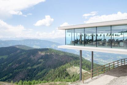 El restaurante AlpiNN, una espectacular terraza con vistas a los Dolomitas.