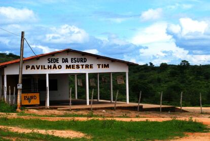 Batizada como Pavilhão Mestre Tim, a sede da Esurd foi construída no fim da década de 1990 pelos próprios agricultores, que realizaram uma série de apresentações de teatro, reisado e maneiro pau para conseguir o dinheiro do material de construção. Hoje o local serve como escola de samba, centro cultural, salão de festas e até quadra poliesportiva para a comunidade. 