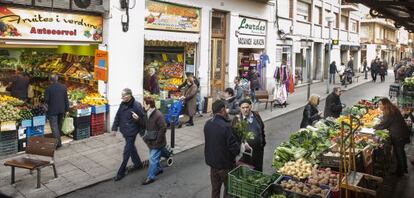 Dos fruterías de la calle de Puigmartí.