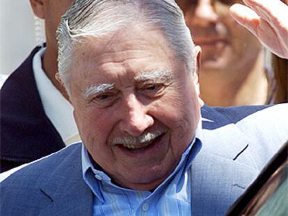 El general retirado Augusto Pinochet, tras asistir a misa en Bucalemu en frebrero de 2001.