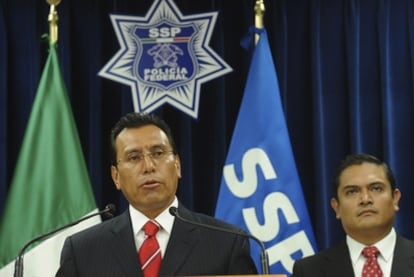 Facundo Rosas, comisionado de la Policía Federal, anuncia en rueda de prensa la expulsión de los 3.200 agentes.