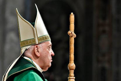 El papa Francisco preside una misa en la basílica de San Pedro del Vaticano en una imagen de archivo de 2023.