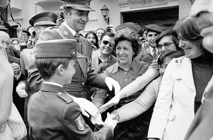 1977. El rey Juan Carlos y su hijo, el príncipe Felipe, saludan a los presentes durante una visita.