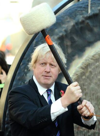 El alcalde de Londres, que ha auxiliado a una mujer mientras paseaba con su bicicleta, en el homenaje al Oxford Circus Tokyo