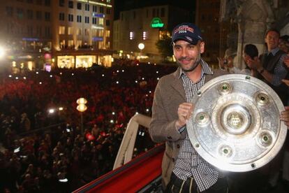 Guardiola celebra la Liga ganada con el Bayern.