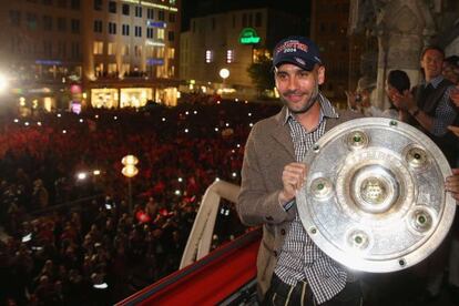 Guardiola celebra la Liga ganada con el Bayern. 