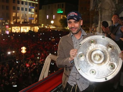 Guardiola celebra la Liga ganada con el Bayern. 
