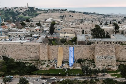 La bandera nacional y el texto de la Declaración de Independencia, colocados en las murallas de la ciudad vieja de Jerusalén en el marco de la protesta contra de la reforma judicial, este jueves. 