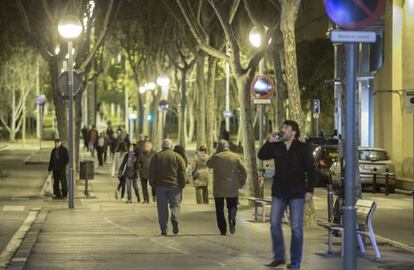 Los vecinos paseaban ayer por la Rambla del Poblenou.