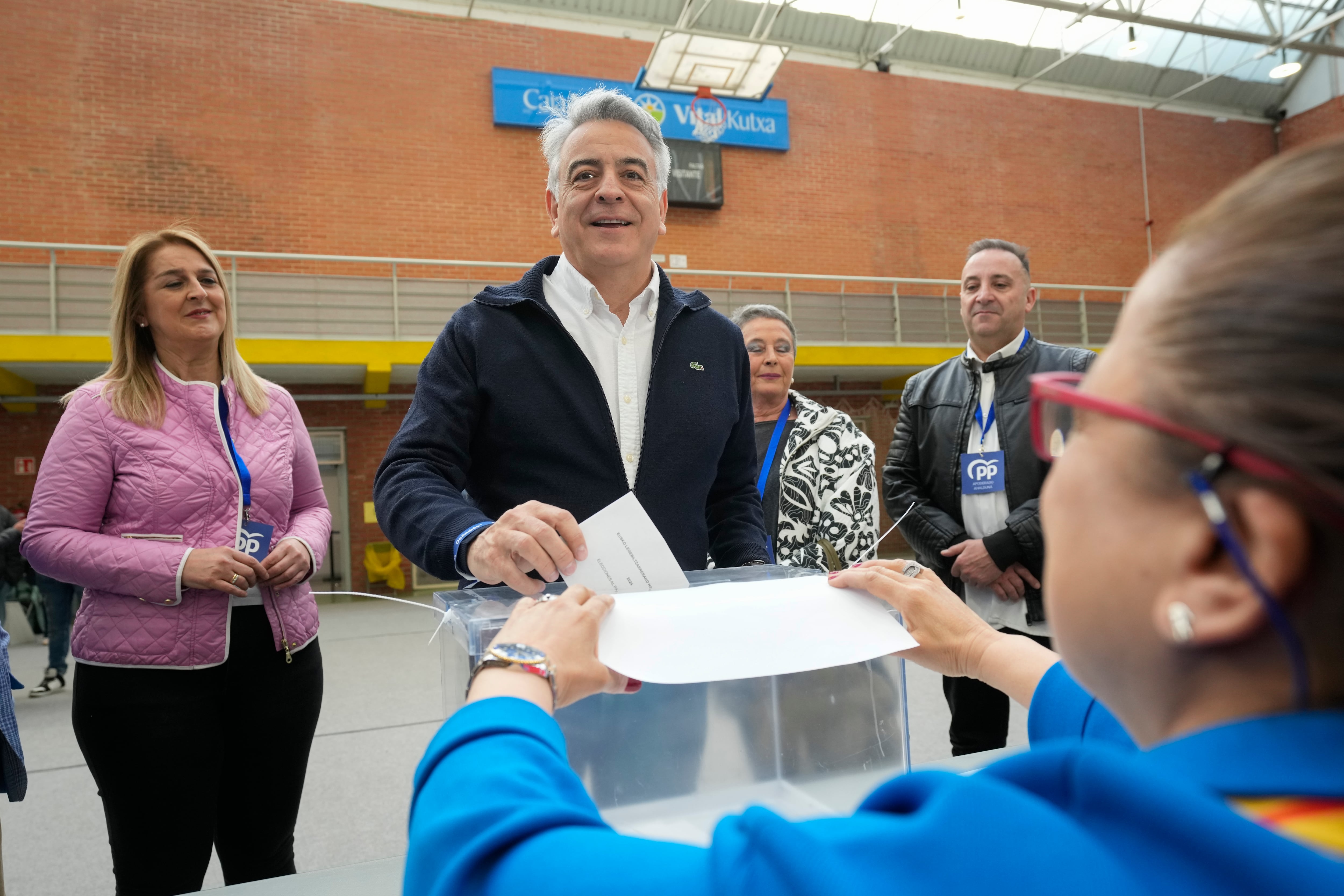 El candidato a Lehendakari por el Partido Popular, Javier de Andrés, ejerce su derecho al voto en el centro cívico de Judimendi, en Vitoria.