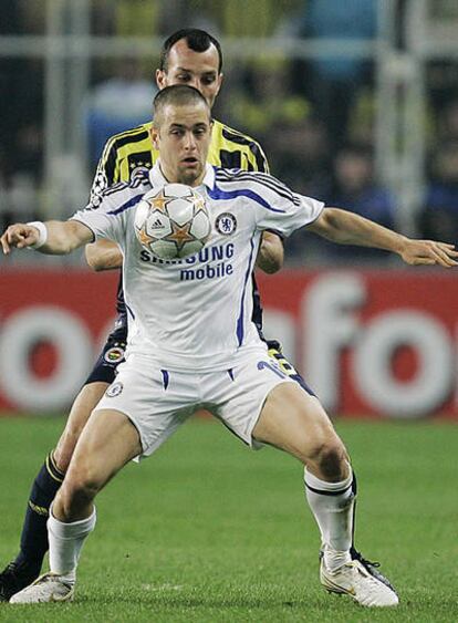 Joe Cole protege el balón ante la presión de Edu.