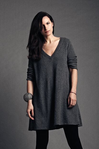 La diseñadora Eva Zingoni retratada con su propio vestido vestido de punto sobre 'leggings' de Wolford. Brazalete y anillo de Alexander McQueen para Iff Madrid.