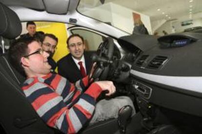 El presidente de la Fundación RENAULT para la Movilidad Sostenible, Ernesto Salas (c), el alcalde de Palencia, Alfonso Polanco (d) y el joven Josua Camino (i), en el acto de entrega del vehículo.