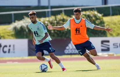 Los jugadores Rodri Hernández (d) y Brais Méndez (i) durante el entrenamiento celebrado, este martes, en la Ciudad del Fútbol en Las Rozas. 