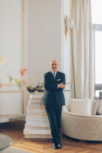 Alejandro Bernabé Navarro, director del hotel Four Seasons Madrid. Trabajó en Four Seasons de todo el mundo antes de dirigir el de Madrid. Fotografiado en la suite real del hotel, la más cara, y que antes de ser una habitación de hotel fue el apartamento de Mario Conde cuando era presidente de Banesto.
