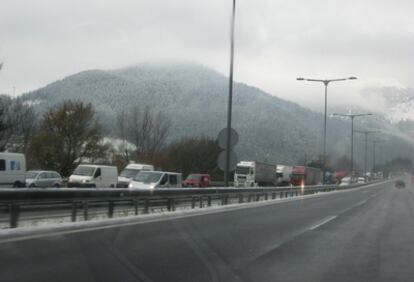 El tráfico de la AP-68 en el puerto de Altube se vio afectado por la nieve. Las retenciones fueron generalizadas durante toda la mañana.