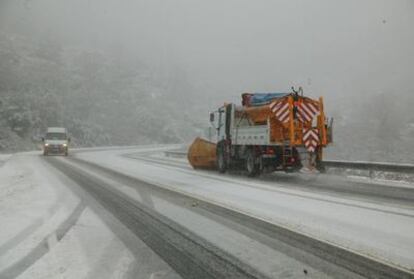 La nieve y el hielo complican la circulación en las carreteras catalanas.